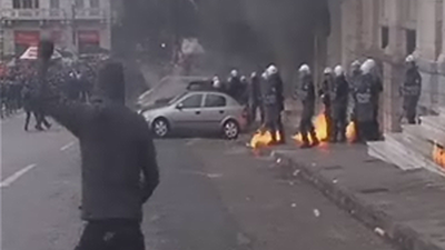 Fuego, violencia y gases lacrimógenos en masiva manifestación en Atenas