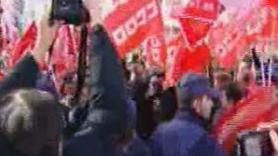 Sindicalistas lanzan huevos contra la casa del presidente murciano Valcarcel