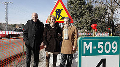 Aguirre coloca la primera señal de tráfico de la futura autovía M-509