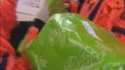 Los menores acogidos en centros municipales de inmigrantes reciben juguetes por Navidad