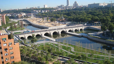 Madrid Río inaugurará un café-bar con tumbonas a un euro junto a la playa