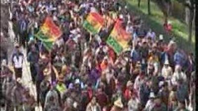 Evo Morales afronta el conflicto por el "gasolinazo" con un incremento salarial del 20%