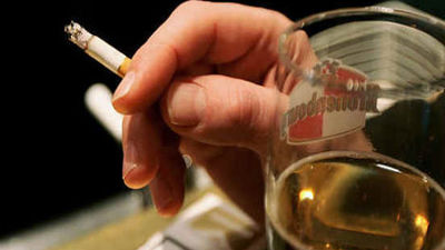 El tabaquismo de familiares directos provoca el inicio temprano del consumo de tabaco en los jóvenes