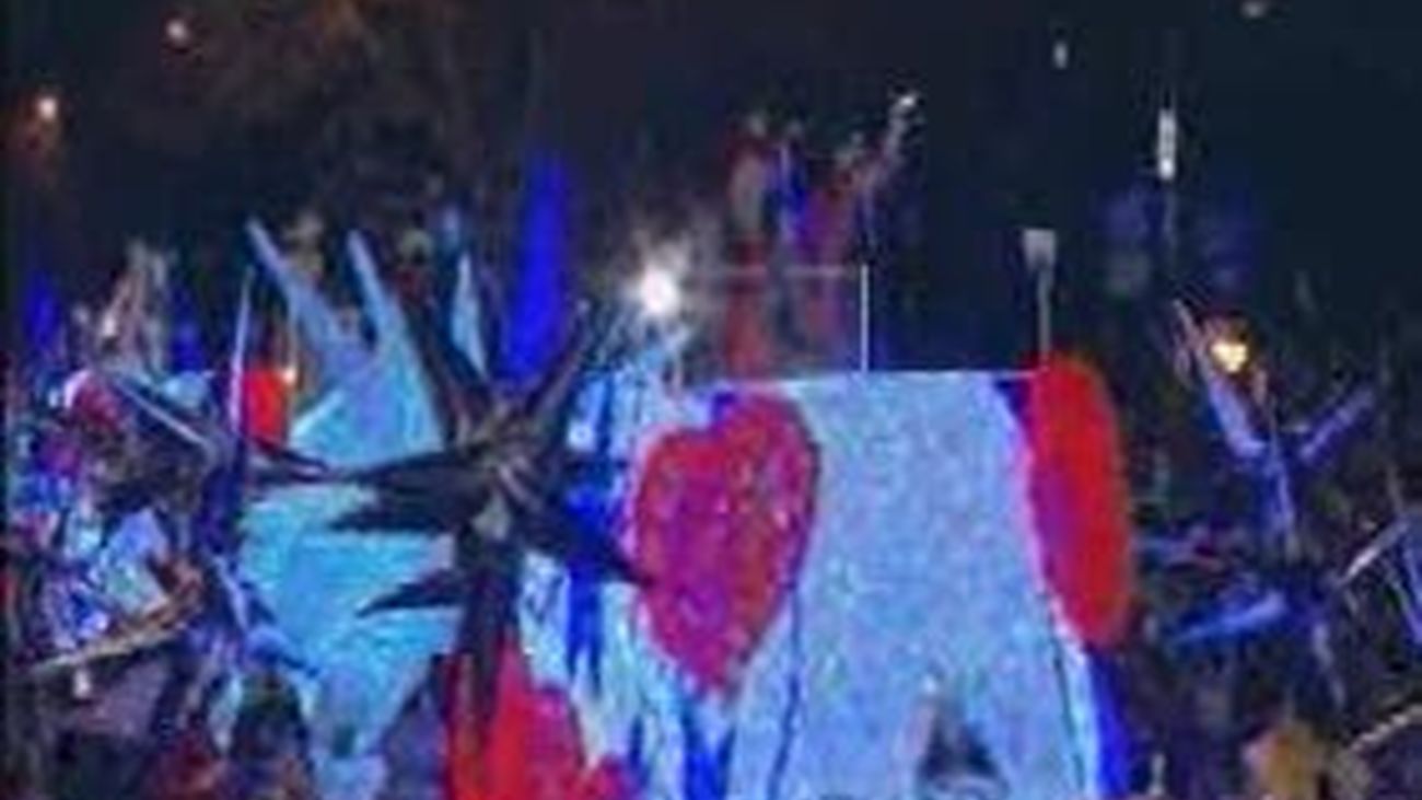 Miles de niños reciben a los Magos de Oriente cargados de dulces y de regalos