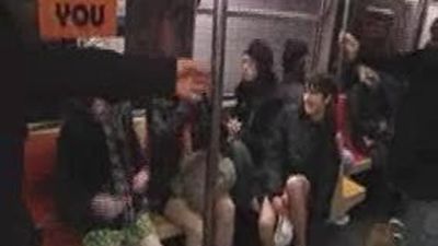 Pasajeros en ropa interior vuelven a subirse al metro de Nueva York siguiendo una convocatoria por internet