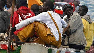 Buscan a tres personas tras el vuelco de una patera en Tarifa