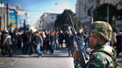 Al menos quince muertos al estallar un autobús en el centro de Túnez