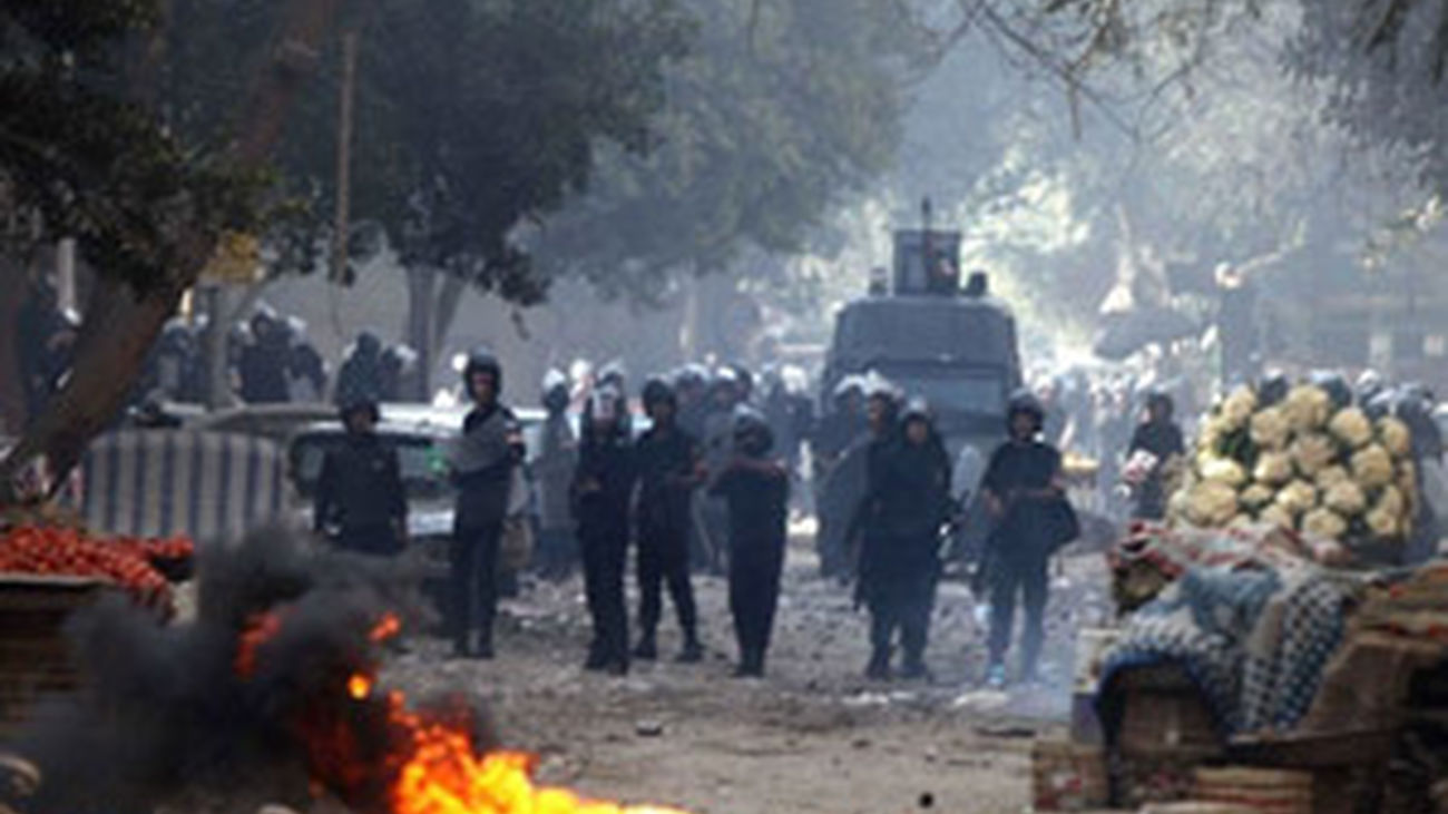 Los egipcios vuelven a retar el toque de queda para exigir marcha de Mubarak