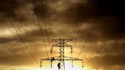 El coste de la electricidad baja y facilita congelar la tarifa en enero