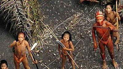 Brasil difunde fotos inéditas de una tribu amenazada por taladores de Perú