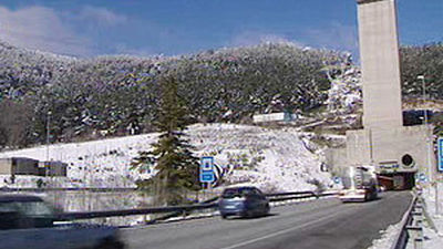El primer radar de tramo de España,  en el túnel de Guadarrama, ya ha comenzado a multar