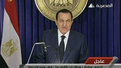 Mubarak ingresa en la cárcel de Tora, trasladado desde un hospital militar