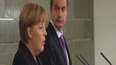El Rey recibe a Merkel y Zapatero antes de la cumbre hispano-alemana