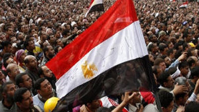 Miles de egipcios desafían a la violencia para reclamar la salida de Mubarak