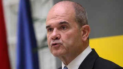 Chaves avisa al PP de la "irresponsabilidad" de romper los objetivos de consolidación fiscal