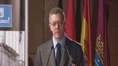 Ruiz Gallardón presenta el libro y la exposición que recorren un siglo de historia de Chamberí