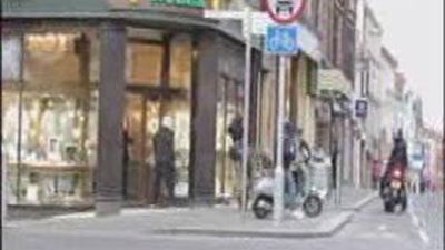 Una anciana armada con un bolso evita un atraco en una joyería