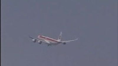 Impide que su novio se marche con un falso aviso de bomba