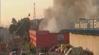 Un incendio destruye un hipermercado de productos chinos en Valdemoro