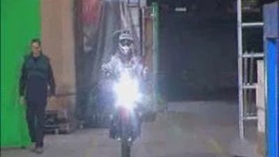 Un piloto del rally Dakar entra en el estudio de Telemadrid en moto