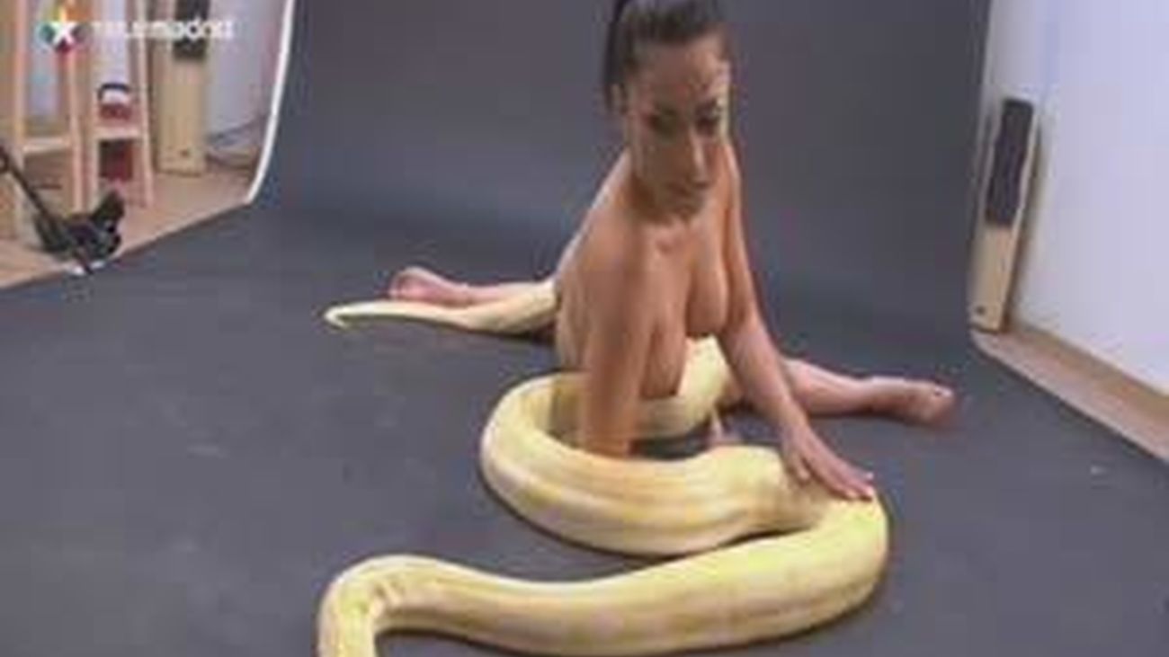 Posando desnudos con animales venenosos