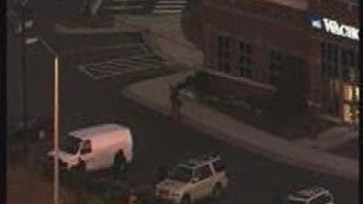 La policía mata a un atracador armado que retenía a 2 rehenes en un banco de EE.UU