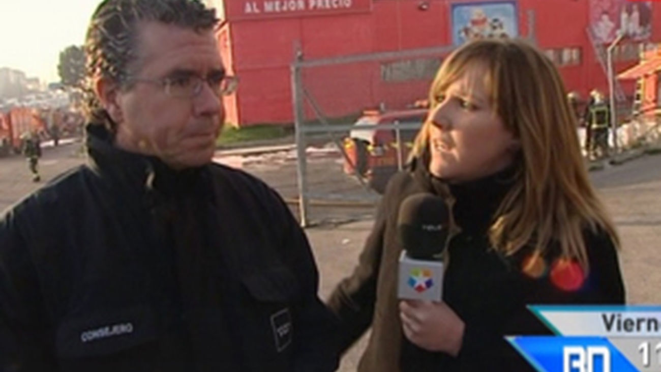 Un incendio destruye una nave en Valdemoro