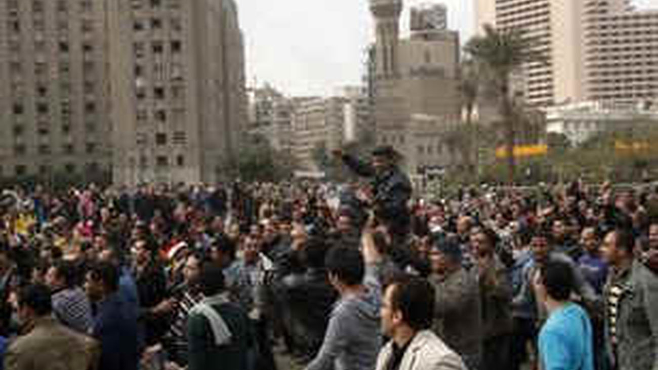 El Ejército egipcio disuelve el Parlamento y suspende la Constitución