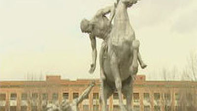 Dañan la antorcha del caballo de la Complutense  pocos días después de la limpieza de la estatua