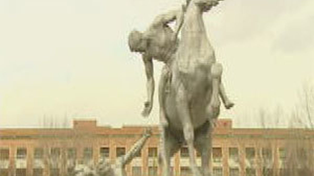 Dañan la antorcha del caballo de la Complutense  pocos días después de la limpieza de la estatua