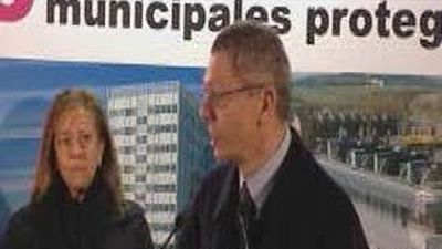 El alcalde entrega las llaves de sus viviendas en el PAU de Vallecas a 356 familias