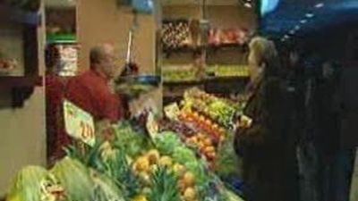 El Mercado de Torrijos abre sus puertas tras cinco  años de obras invitando a chocolate a los vecinos