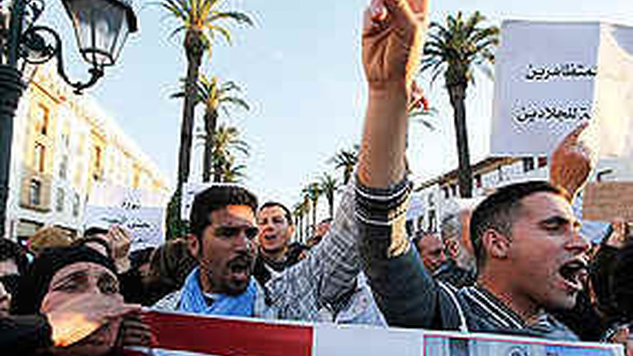 Miles de personas piden en Marruecos la limitación de los poderes del rey