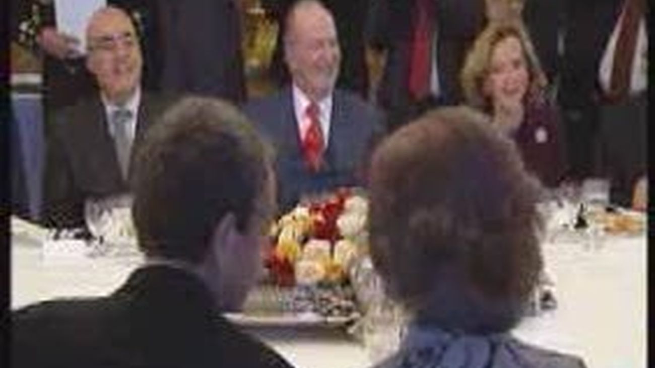 Simon Peres felicita a España por ser una democracia unida que superó el 23-F