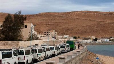 Miles de refugiados libios en Túnez regresan a Libia