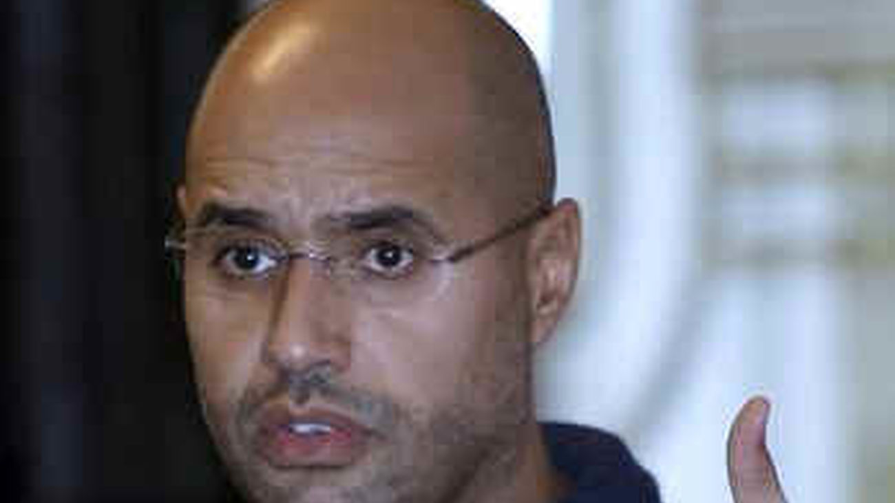 El hijo de Gadafi espera alcanzar un alto el fuego con los "terroristas"