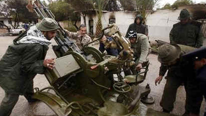 Los rebeldes libios estrechan el cerco sobre Gadafi