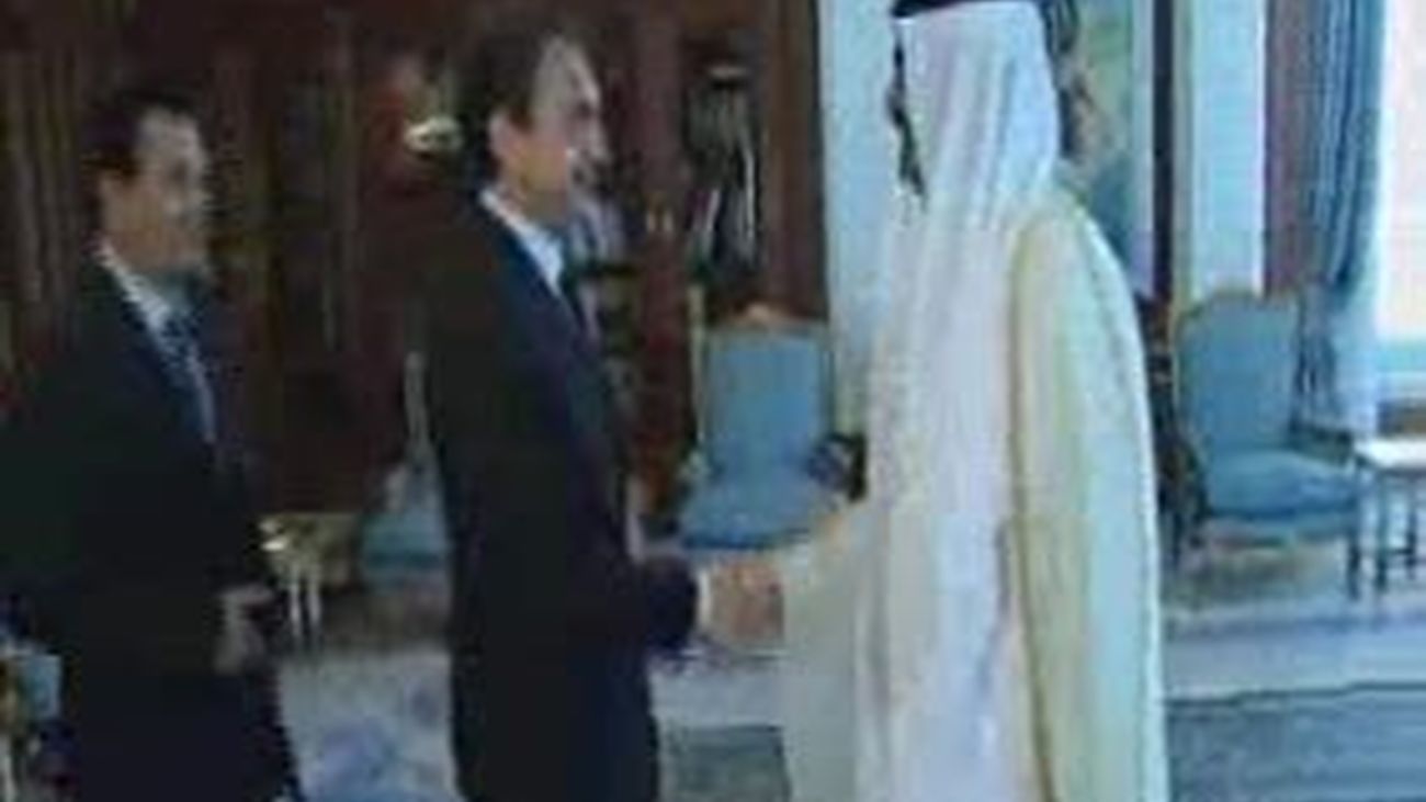 Catar se compromete a invertir 3.000 millones euros en España, 300 en las Cajas de Ahorros