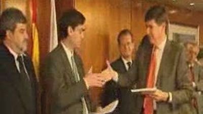 El laudo entre controladores y AENA fija el salario medio en 200.000 euros