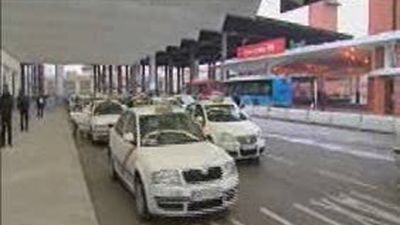 El Ayuntamiento y los taxistas llegan a un acuerdo  para limitar a 16 horas diarias el tiempo máximo