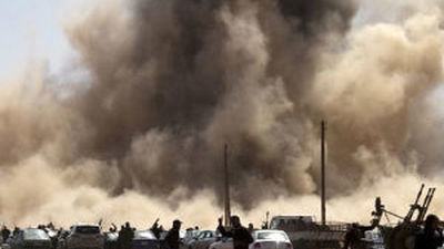 La OTAN advierte a Gadafi con una intervención internacional si sigue atacando