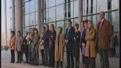 Diputados regionales se concentran contra el crimen machista de Fuente el Saz