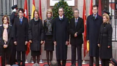 Silencio y tristeza en el homenaje  en recuerdo a las víctimas del 11-M en la Puerta del Sol