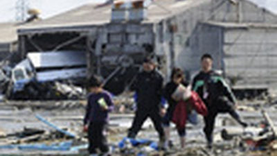 Los emperadores de Japón visitan Minamisanriku, arrasado por el tsunami