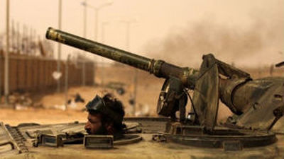 Las fuerzas de Gadafi avanzan hacia Briga y continúan los bombardeos sobre Ajdabiya