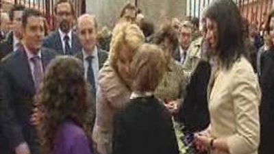 Aguirre inaugura el nuevo campo  de césped artificial en Pelayos de la Presa