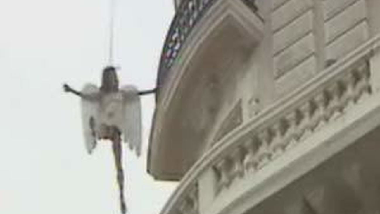 Ángeles volando por la Gran Vía