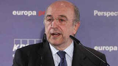 Almunia pide que las autonomías fijen una regla de límite del gasto