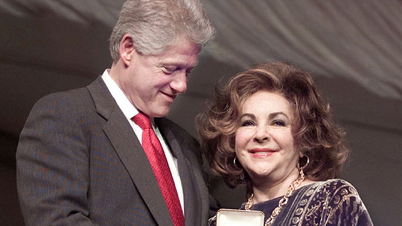 El exPresidente Bill Clinton y la actriz Elizabeth Taylor