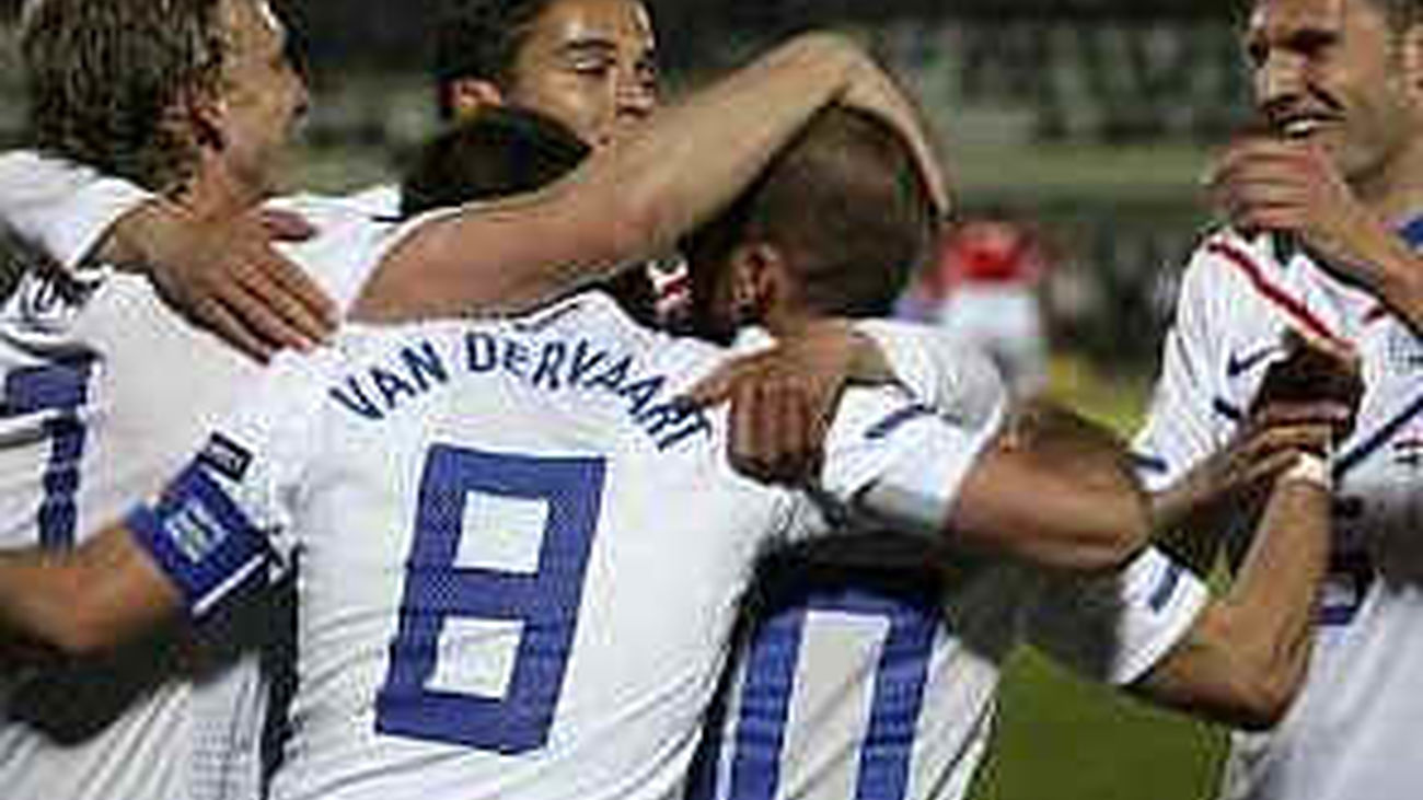 Holanda golea y encarrila su pase